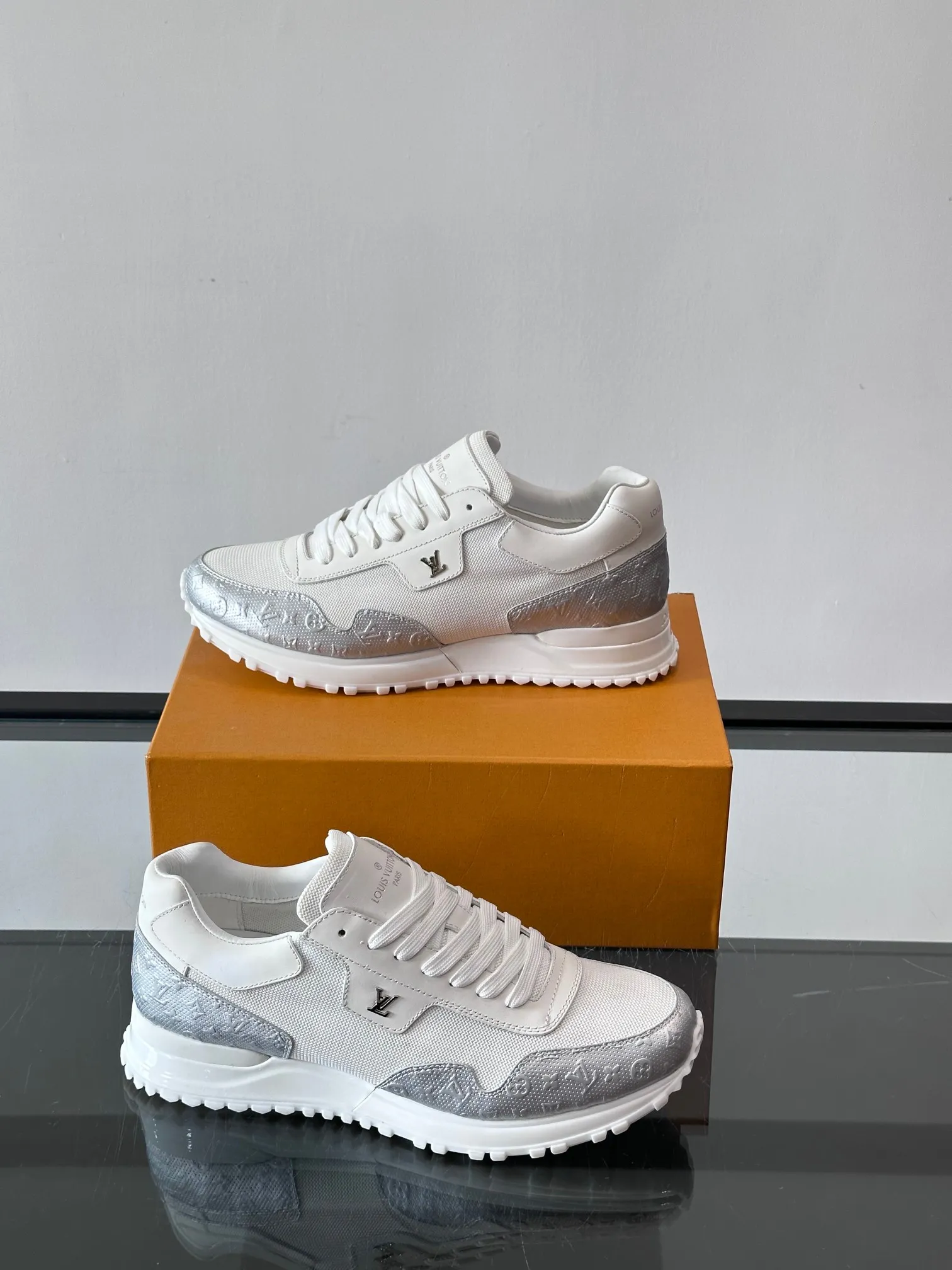 Men's Men's Shoes 💰500 [New Style] 🐡🐡LV🆕RUN AWAY sneakers, this Run Away sneaker is made of first-layer cowhide leather and breathable original material. The wedge-shaped rubber outsole continues the running shoe design, embellished with Monogram flowers, the L V letter is marked on the tongue, and the Louis Vuitton Paris logo is embellished on the back. Paired with brand logo cotton feet, the mesh lining and heel are spliced ​​and wrapped in cowhide, making the upper foot comfortable and breathable! size: 39-44 (38.45.46 customized)